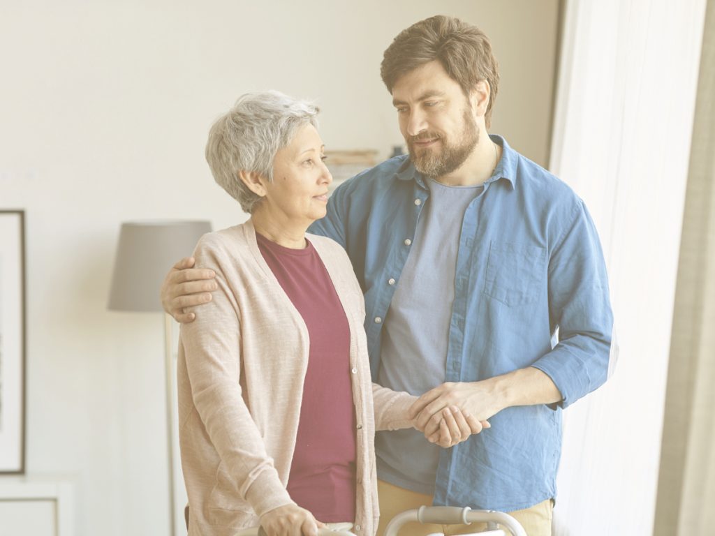Beneficios de las manualidades en personas ancianas: opciones de actividades. En la imagen podemos ver a tres mujeres de diferentes edades haciendo manualidades en una mesa en su hogar, con actitud distendida.