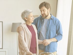 Beneficios de las manualidades en personas ancianas: opciones de actividades. En la imagen podemos ver a tres mujeres de diferentes edades haciendo manualidades en una mesa en su hogar, con actitud distendida.