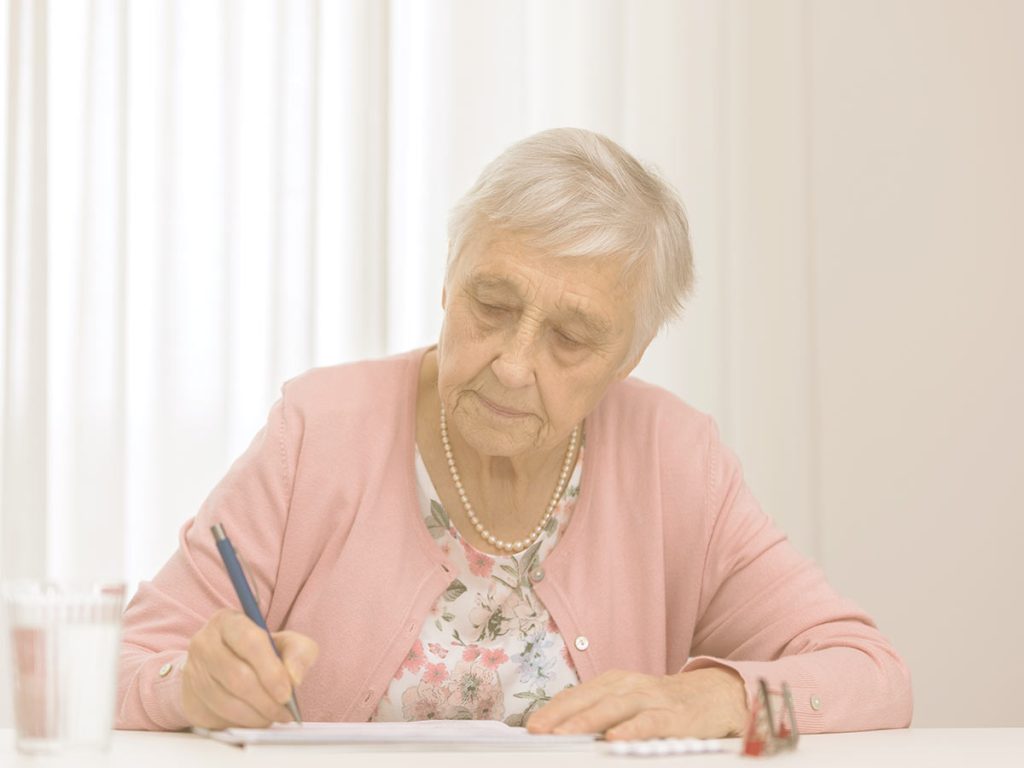 El deterioro cognitivo que conlleva la edad puede afectar al lenguaje. Ciertos ejercicios pueden ayudar a mantener la fluidez verbal. En la imagen, una mujer mayor escribe en un cuaderno.