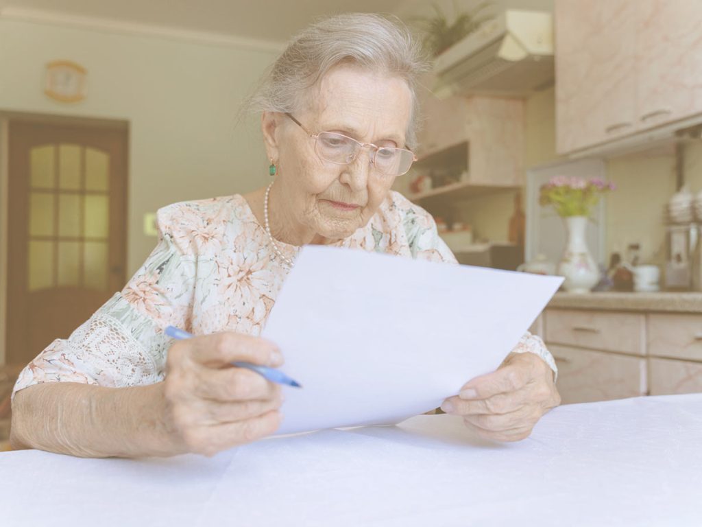 Consejos prácticos para entrenar la mente con ejercicios centrados en la atención, especialmente útiles para prevenir problemas cognitivos en personas mayores. En la imagen aparece una mujer anciana realizando algunos de estos ejercicios en su hogar.