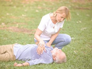 Cómo hacer una reanimación cardiopulmonar (RCP) sin ser un profesional de la salud. En la imagen aparece una mujer atendiendo un hombre que parece encuentrarse en parada cardiorespiratoria.